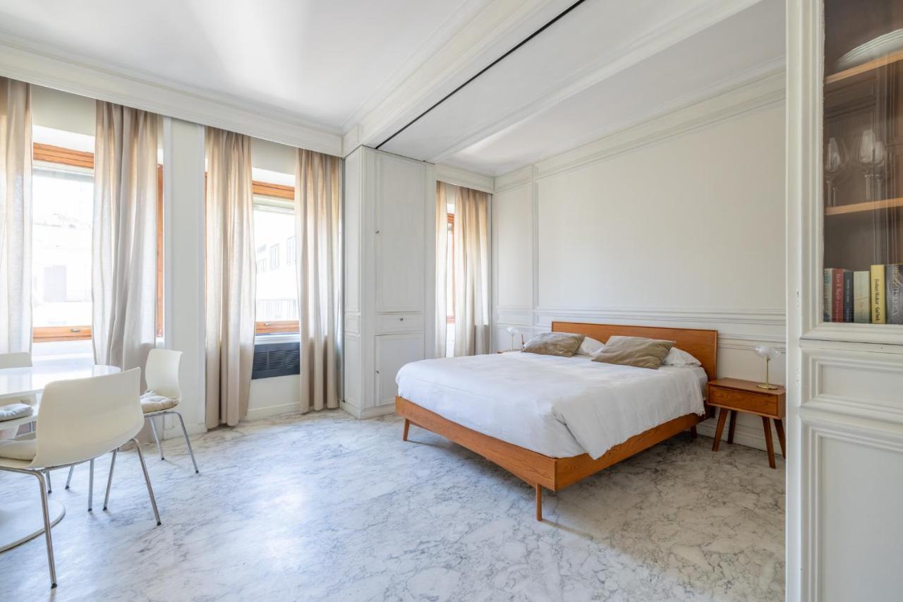 White In Apartamento